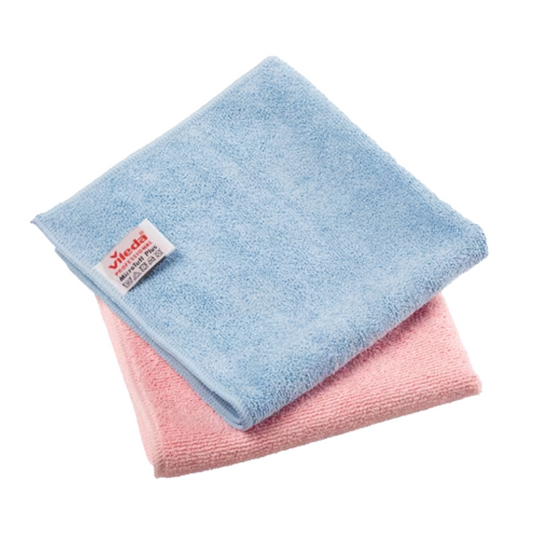 Zwei ordentlich übereinander gestapelte Vileda Professional MicroTuff Plus Mikrofasertücher, oben eines in Hellblau und unten ein weiteres in Pink, beide 38x38 cm groß. Auf dem blauen Tuch ist das Markeninformationsschild zu sehen. Diese nachhaltigen Tücher sorgen für hygienische Sauberkeit und sind isoliert auf weißem Hintergrund.