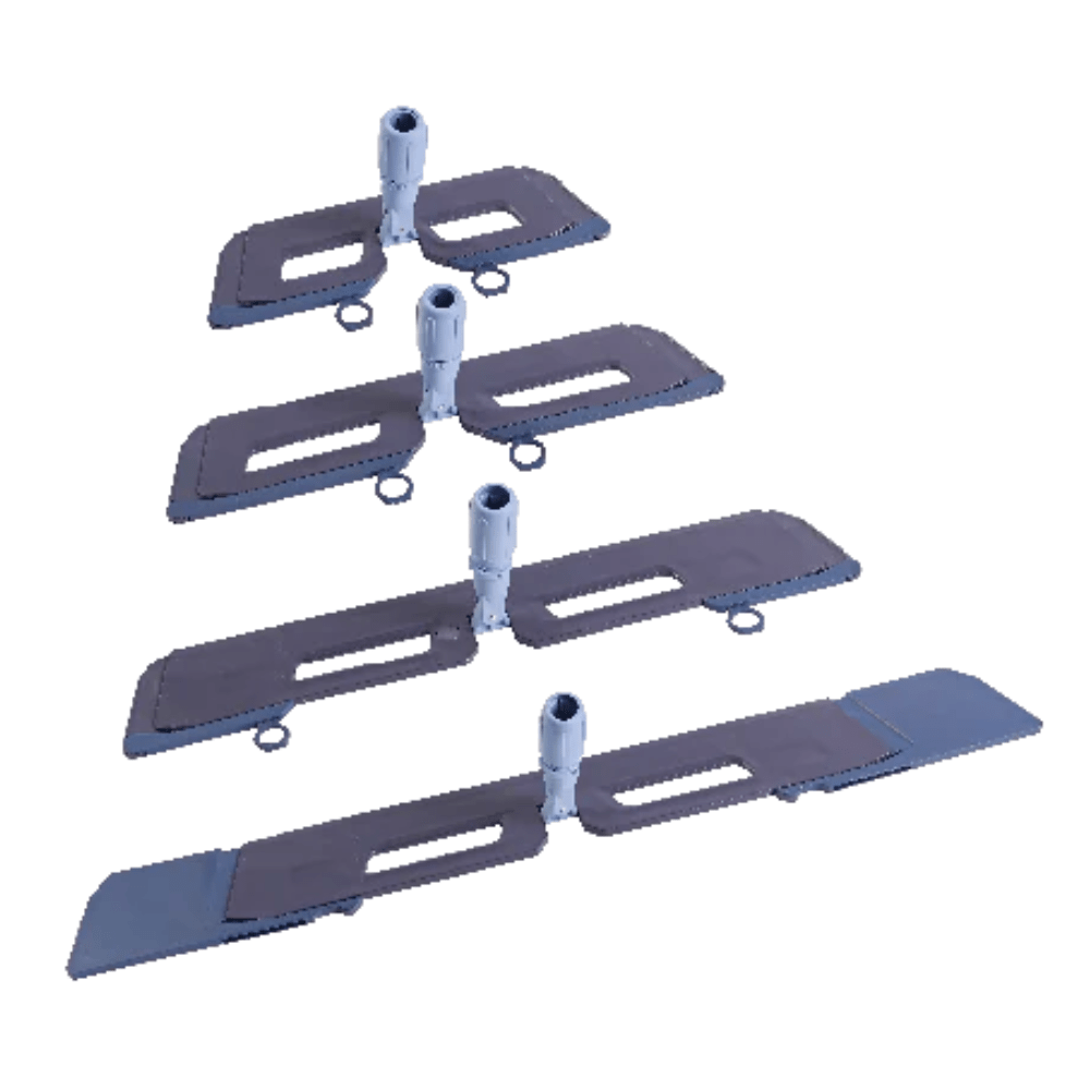 Τέσσερις βάσεις σφουγγαρίστρας Vileda Professional Sweep 50cm της Vileda GmbH, η καθεμία με μια κεντρική υποδοχή για τη στερέωση της λαβής και δύο ορθογώνια επίπεδα μέρη, είναι διατεταγμένες κάθετα. Οι γκρι βάσεις σφουγγαρίστρας βρίσκονται σε ίσες αποστάσεις μπροστά από ένα απλό λευκό φόντο.