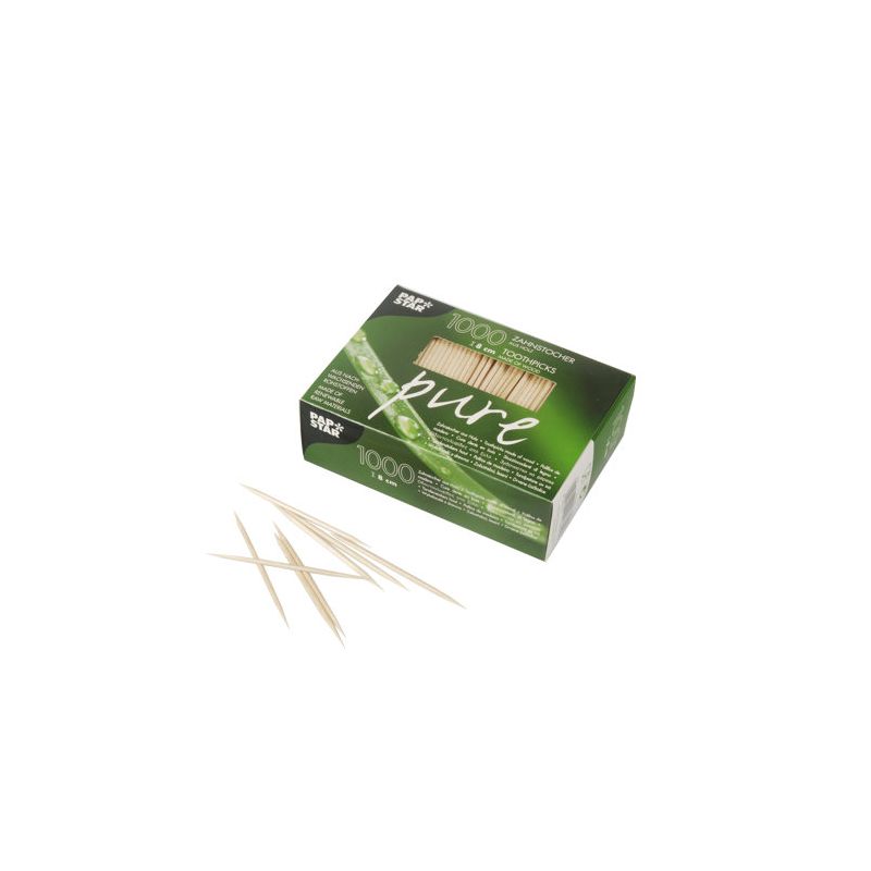Es wird eine grüne Faltschachtel mit der Aufschrift „PAPSTAR ‚pure‘“ der PAPSTAR GmbH gezeigt, die 1.000 biologisch abbaubare Holz-Zahnstocher mit einer Länge von 8 cm enthält. Mehrere Zahnstocher liegen verstreut außerhalb der Faltschachtel, die ein Bambusbild trägt, um das Thema Umweltfreundlichkeit hervorzuheben.