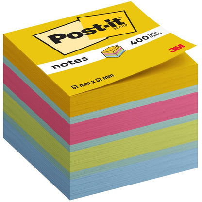 Μια στοίβα Post-it® Notes Mini Würfel σε κίτρινο, ροζ, πράσινο και μπλε (51 mm x 51 mm, 400 φύλλα/μπλοκ, 100% PEFC) της 3M Deutschland GmbH· στην συσκευασία απεικονίζονται τα "Post-it Brand", "notes" και το κόκκινο λογότυπο της 3M.