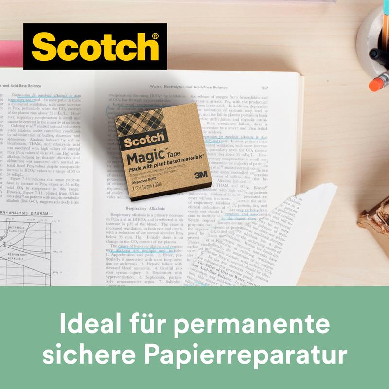 Ένας ρόλος ταινίας Scotch® Magic™ (19 mm x 30 m, 66% φυτική κόλλα, 3M Deutschland GmbH) βρίσκεται πάνω σε ανοιχτό βιβλίο. Στυλό, μολύβι και άλλα είδη γραφείου είναι κοντά. Ιδανική για αόρατες επισκευές χαρτιού.