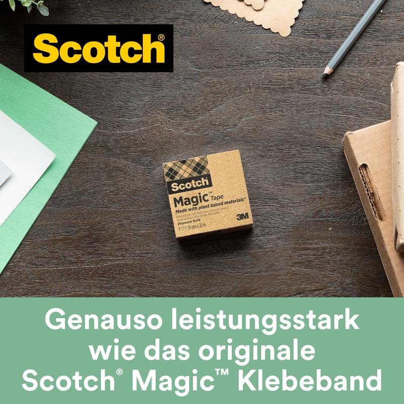 Ένα κουτί ταινίας Scotch® Magic™ (19 mm x 30 m, 1 ρολό, με 66% φυτική κόλλα από την 3M Deutschland GmbH) βρίσκεται πάνω σε ξύλινο τραπέζι δίπλα σε πράσινο-λευκό χαρτί, ένα στυλό και μια κάρτα σημειώσεων. "Εξίσου ισχυρή όπως η αρχική αόρατη ταινία.