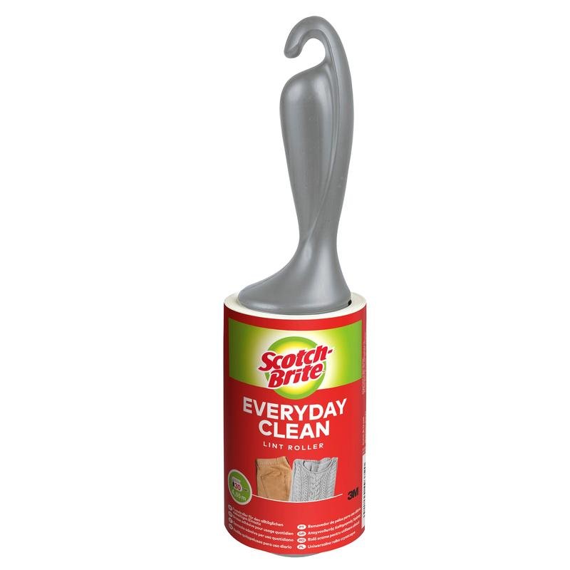 Ο Scotch-Brite™ Everyday Clean Fusselroller από την 3M Deutschland GmbH με 30 φύλλα και γκρι, κυρτή λαβή αφαιρεί εύκολα χνούδια και τρίχες. Η συσκευασία δείχνει καθαρά υφάσματα και τονίζει την πολυχρηστικότητα του.