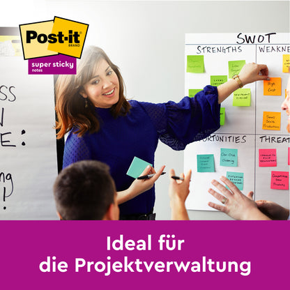 Eine Frau steht an einem Whiteboard voller Post-it® Super Sticky Notes (63,5 x 76 mm, 8 Blöcke, PEFC), von 3M Deutschland GmbH, und leitet ein Meeting. Text: "Ideal für die Projektverwaltung - extra starker Halt.