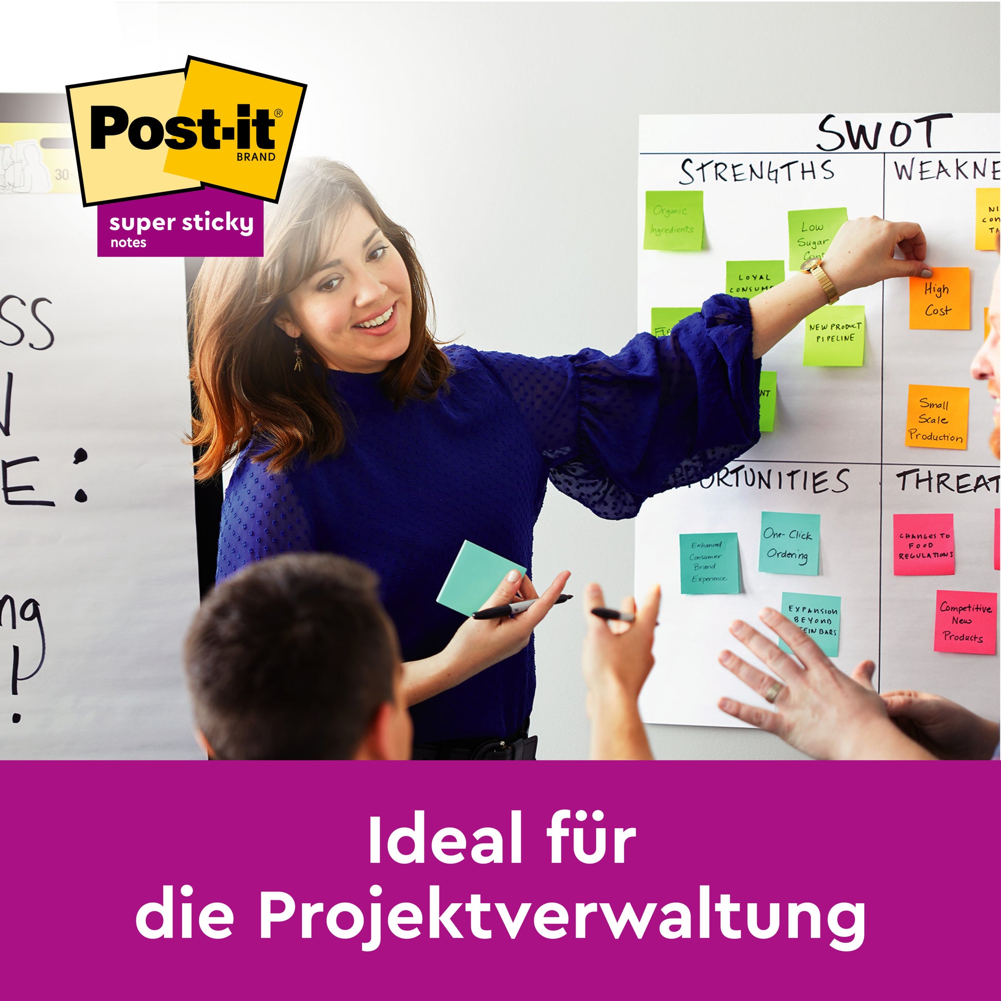 Eine Frau unterhält sich mit Kollegen neben einer SWOT-Tafel, die mit 3M Post-it® Super Sticky Notes 6820S3 (76 x 76 mm) in neongrün, neonpink, ultragelb, ultragrün und ultrapink beklebt ist. Eigenschaften "extra starke Klebekraft" und "Ideal für die Projektverwaltung".