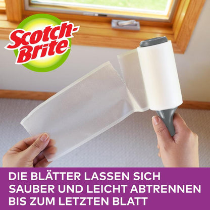 Ένα άτομο χρησιμοποιεί τον Scotch-Brite™ Everyday Clean Fusselroller (56 φύλλα, 1/συσκευασία) της 3M Deutschland GmbH, αφαιρεί ένα φύλλο καθαρά στο παράθυρο - το γερμανικό κείμενο εξηγεί την εύκολη αφαίρεση μέχρι το τελευταίο φύλλο για αποτελέσματα χωρίς χνούδια.