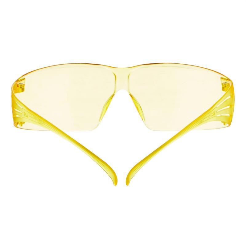 Τα προστατευτικά γυαλιά 3M™ SecureFit™ 200 της 3M Deutschland GmbH, σε όψη από μπροστά με κίτρινους φακούς που περιβάλλουν το πρόσωπο και μακριά πλαϊνά χερούλια, βρίσκονται σε απλό λευκό φόντο.