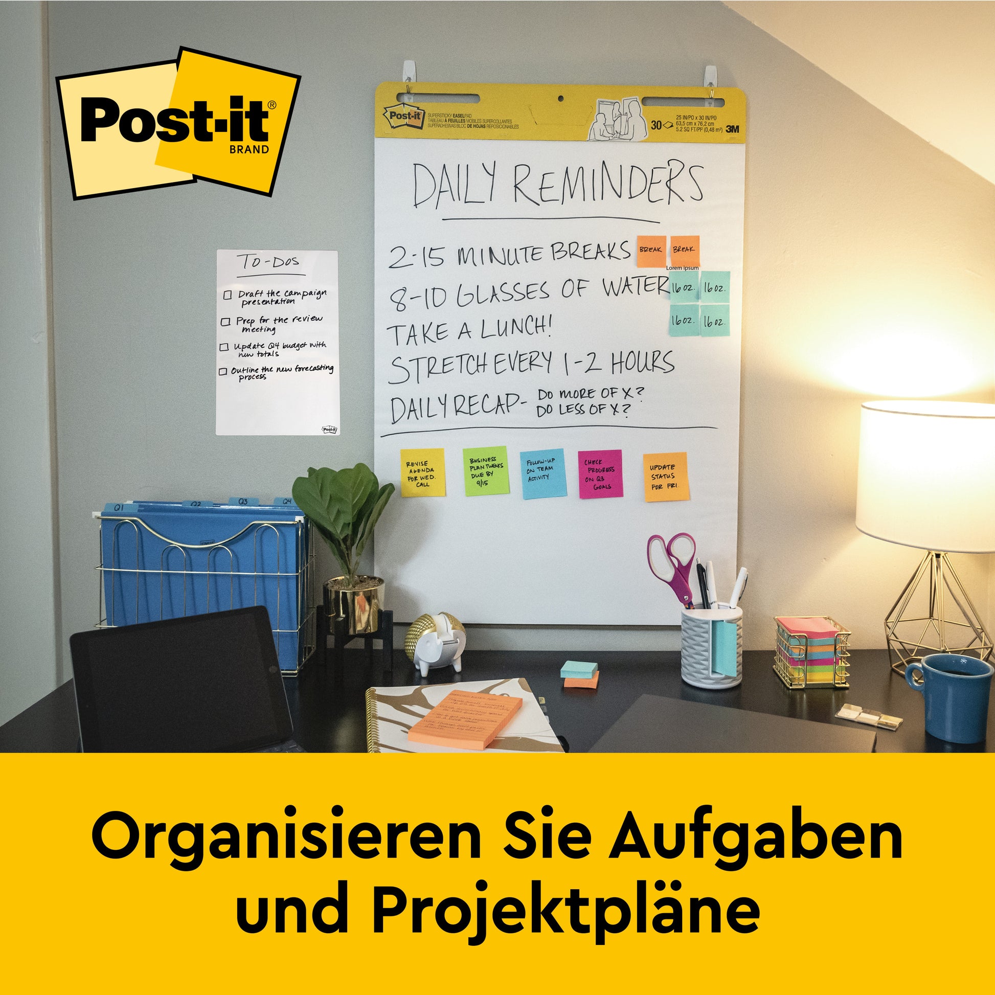 Ein aufgeräumtes Büro mit einem 3M Post-it® Super Sticky selbsthaftendes Meeting Chart 559P (63,5x76,2 cm, weiß) mit neonfarbenen Meeting Notes, Schreibwaren, Lampe und Stuhl. Auf einem gelben Banner steht: "Organisieren Sie Aufgaben und Projektpläne.