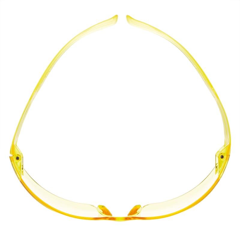 Ένα γυαλί ασφαλείας 3M™ SecureFit™ 200 από την 3M Deutschland GmbH, ένα κίτρινο γυαλί προστασίας σε άνω όψη με καμπυλωτούς βραχίονες και γυαλιά στραμμένα προς τα κάτω, φωτογραφημένο σε ουδέτερο φόντο.