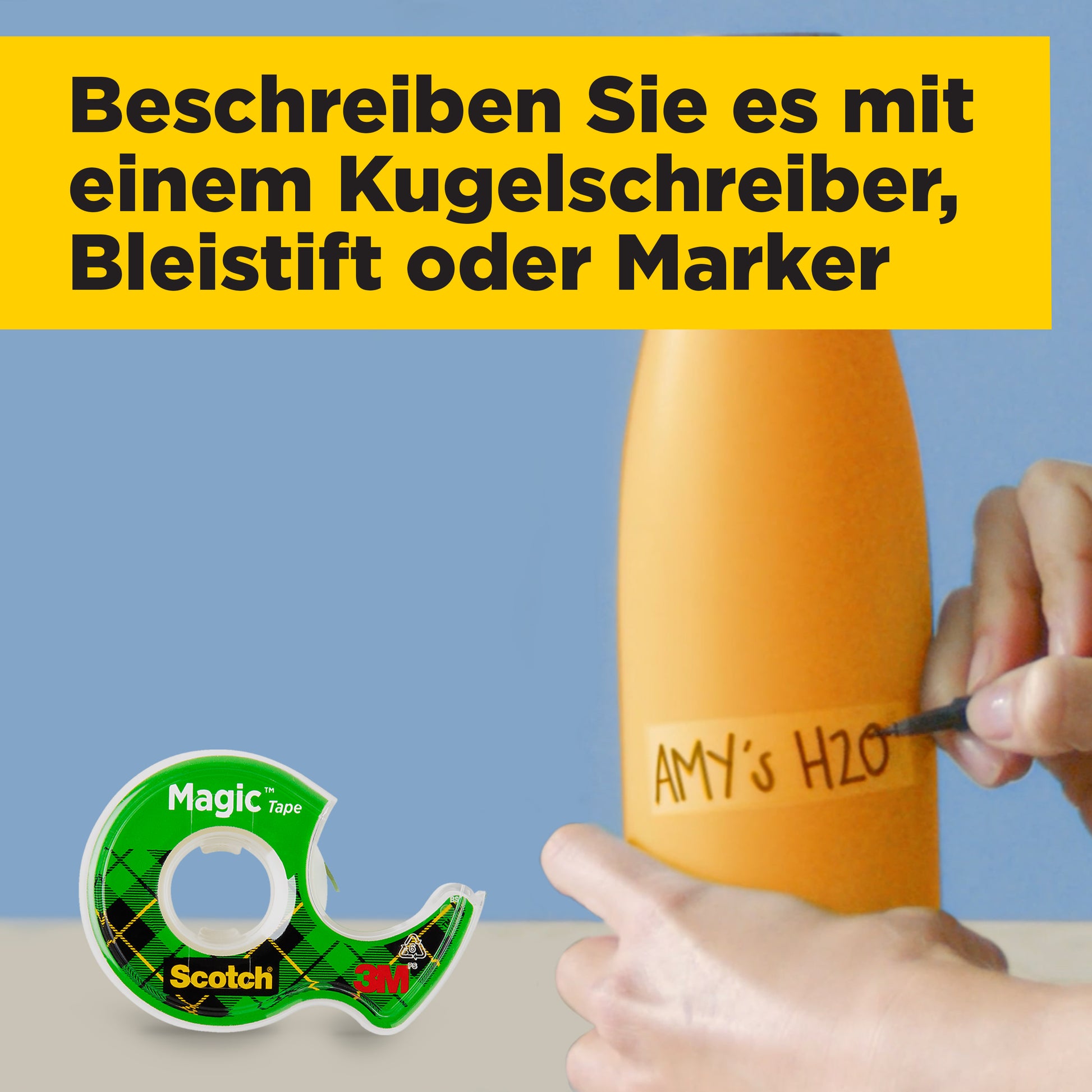 Eine Hand schreibt mit einem schwarzen Marker "AMY'S H2O" auf eine orangefarbene Flasche. Im Vordergrund ist eine Scotch® Magic™ Unsichtbares Klebeband Nachfüllpackung (19 mm x 25 m) von 3M Deutschland GmbH zu sehen. Deutsch: "Beschreiben Sie es mit Stift oder Marker.