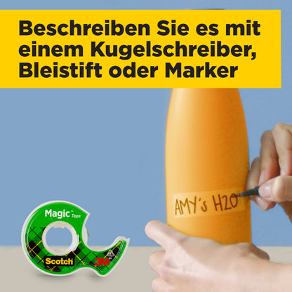 Eine Hand schreibt mit einem schwarzen Marker "AMY'S H2O" auf eine orangefarbene Flasche. Im Vordergrund steht eine Rolle Scotch® Magic™ Unsichtbares Klebeband, Nachfüllpackung (1 Rolle, 19 mm x 25 m) von 3M Deutschland GmbH. Der Text oben fordert zum Beschriften auf.