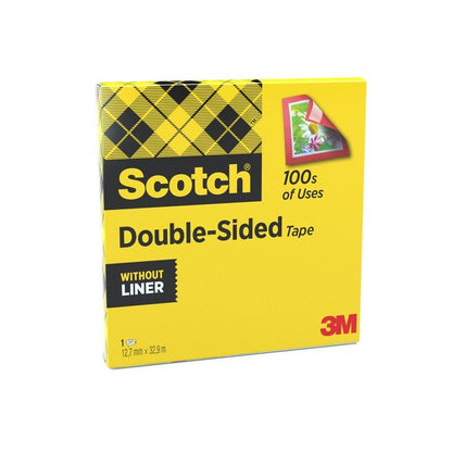 Ένα κίτρινο κουτί Scotch® διπλής όψης ταινία της 3M Deutschland GmbH, 1 ρολό (12 mm x 33 m), με καρό σχέδιο, ετικέτες "100s of Uses", "Without Liner" και την εικόνα ενός λουλουδιού κατά την επικόλληση.