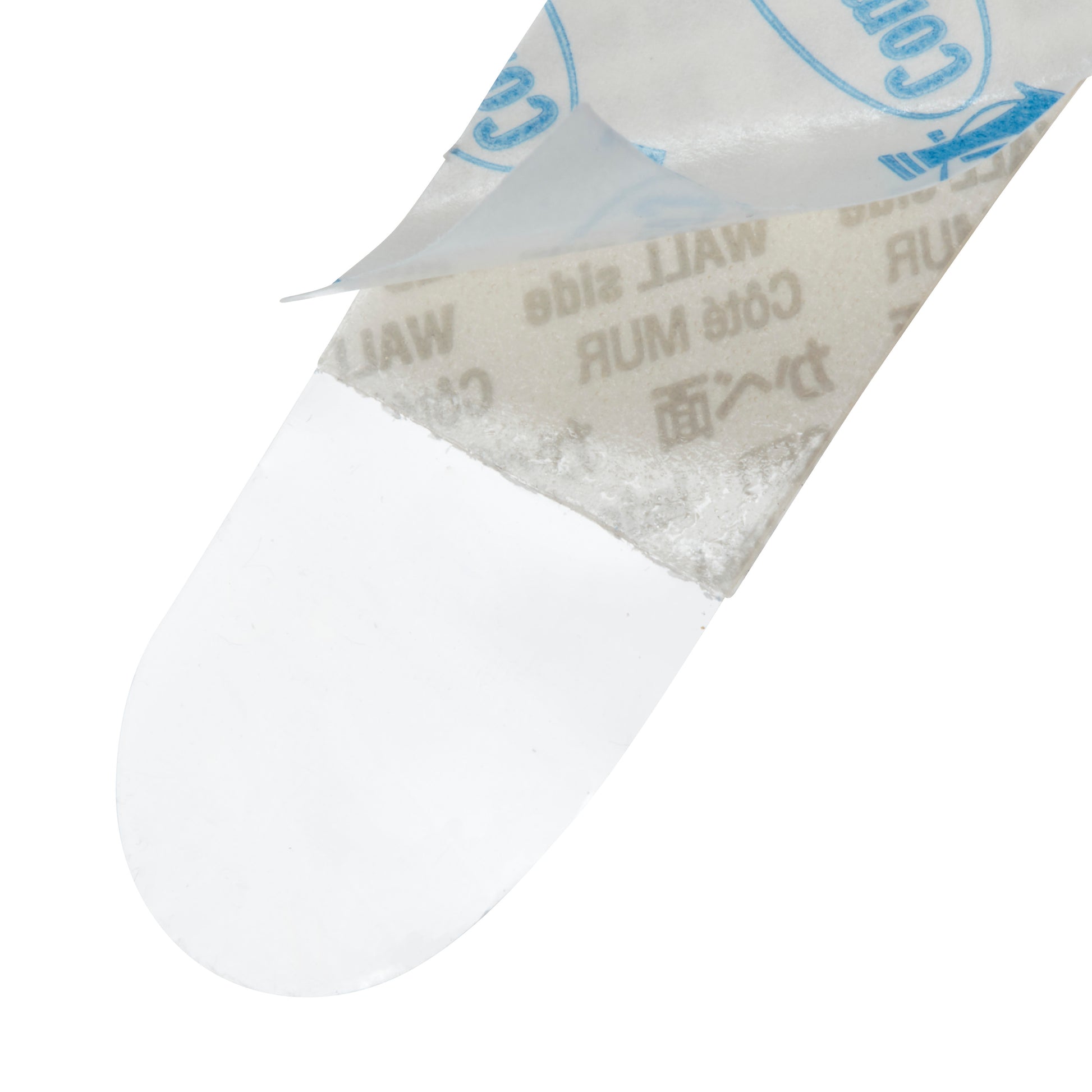 Eine Nahaufnahme von 3M Deutschland GmbH Multipack Command™ Strips, transparent 17200CLR (1 Stück), mit teilweise abgezogenem Schutzpapier, um die Klebeseite freizulegen. Auf der Rückseite befindet sich Text in Englisch und einer anderen Sprache.