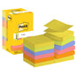 Eine Schachtel Post-it® Super Sticky Z-Notes der 3M Deutschland GmbH (76 mm x 127 mm, 100 Blatt/Block, Kartonverpackung, 100% PEFC) wird neben Stapeln von quadratischen Zetteln in Gelb, Blau, Orange, Pink und Lila gezeigt, wobei ein gelber Zettel angehoben wird.