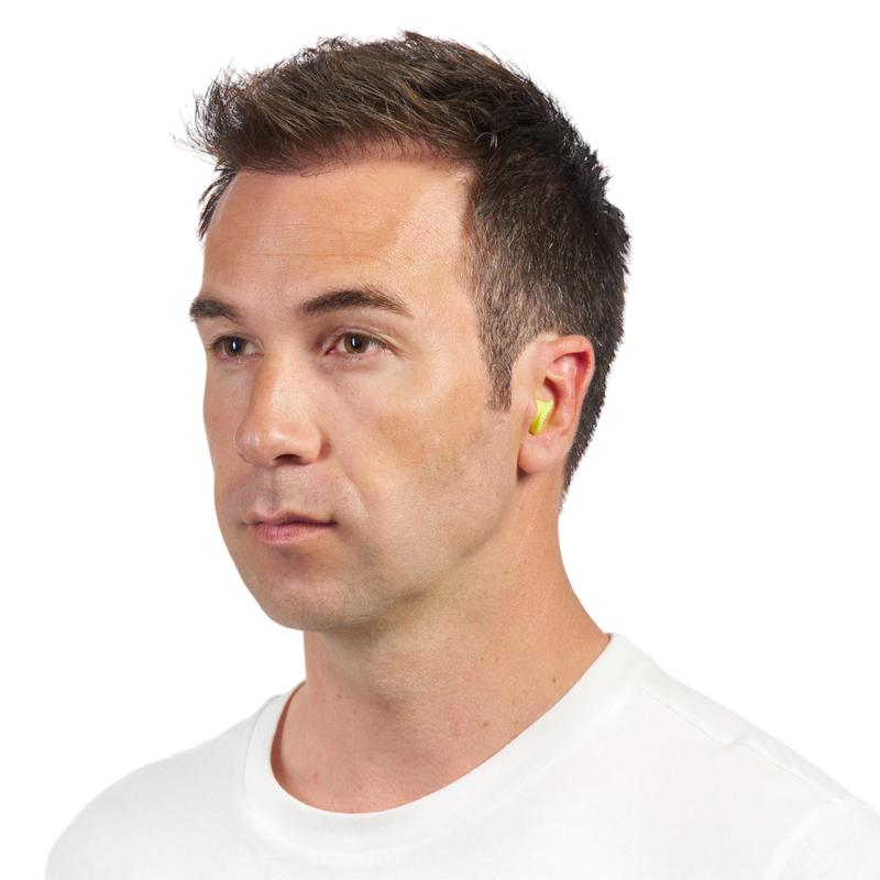 Μια κοντινή λήψη δείχνει έναν άνδρα με κοντά καστανά μαλλιά και λευκό T-Shirt, που κοιτάζει ελαφρώς προς τα αριστερά και φοράει μια κίτρινη 3M™ ωτοασπίδα E-A-Rsoft™ FX™ (SNR-αξία 37 dB, μαλακός αφρός πολυουρεθάνης) της 3M Deutschland GmbH στο δεξί του αυτί.