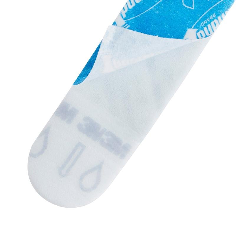 Κοντινό πλάνο ενός Command™ Strip 17021B, μέγεθος M (3M Deutschland GmbH), που αφαιρείται εν μέρει από το μπλε-λευκό χαρτί στήριξης του, με τα τυπωμένα σύμβολα και κείμενα από κάτω να γίνονται ορατά.