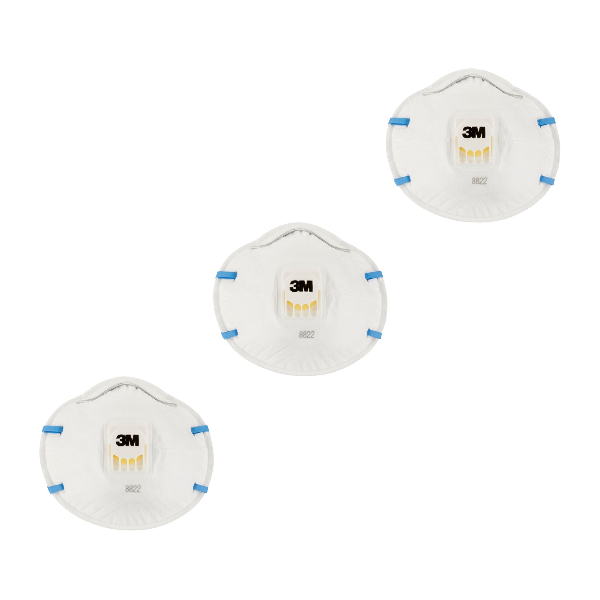 Drei 3M™ Cool Flow™ Partikelmasken 8822, FFP2 mit Ventil von 3M Deutschland GmbH mit gelben Ventilen und blauen Bändern sind diagonal vor einem weißen Hintergrund angeordnet.