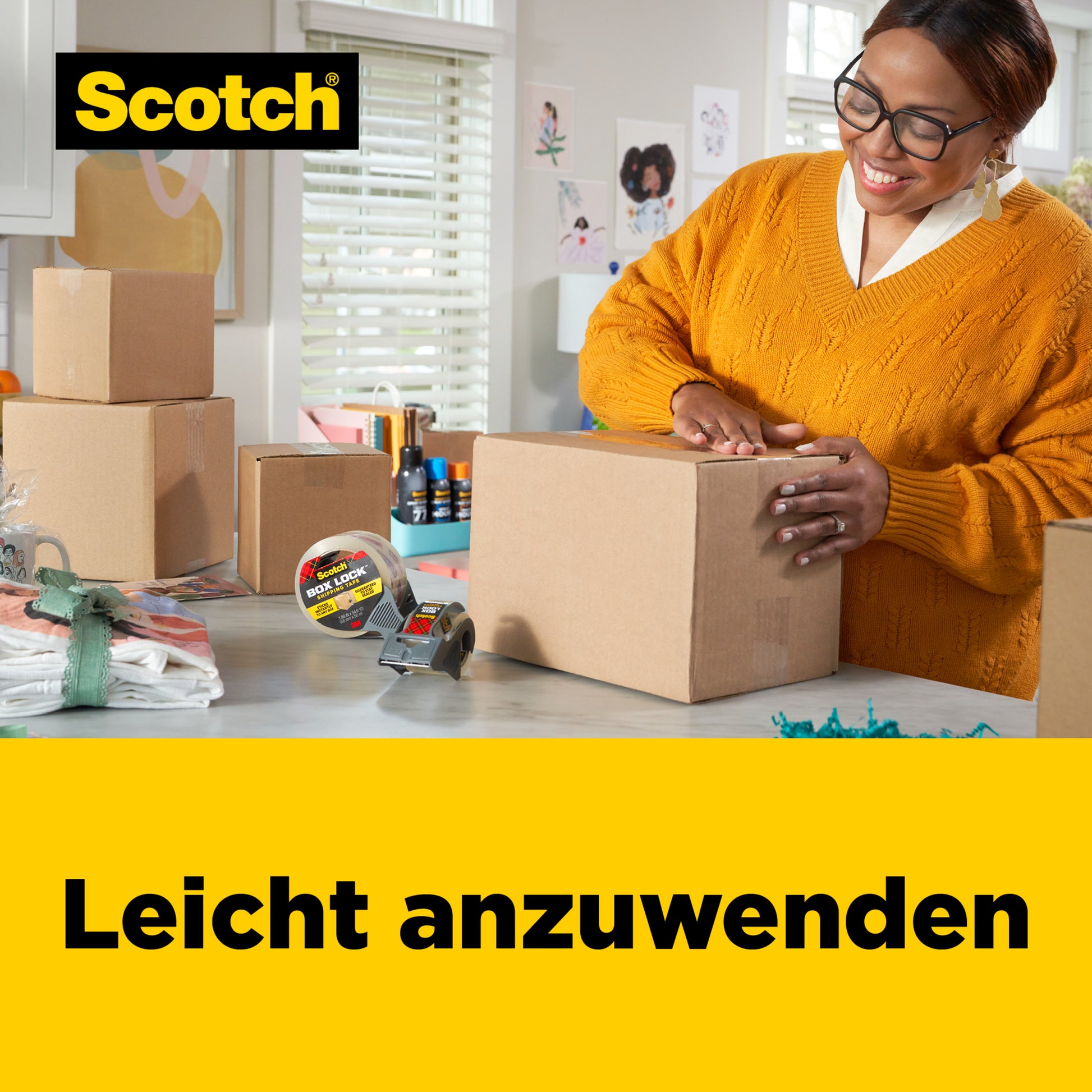 Eine Frau in einem orangefarbenen Pullover verschließt an einem Tisch eine Schachtel mit dem Scotch® Box Lock™ Verpackungsklebeband 3950-LR3-DC (48 mm x 50 m, 3 Rollen/Packung) der 3M Deutschland GmbH. "Leicht anwendbar" ist mit dem Scotch-Logo in der Ecke abgebildet.