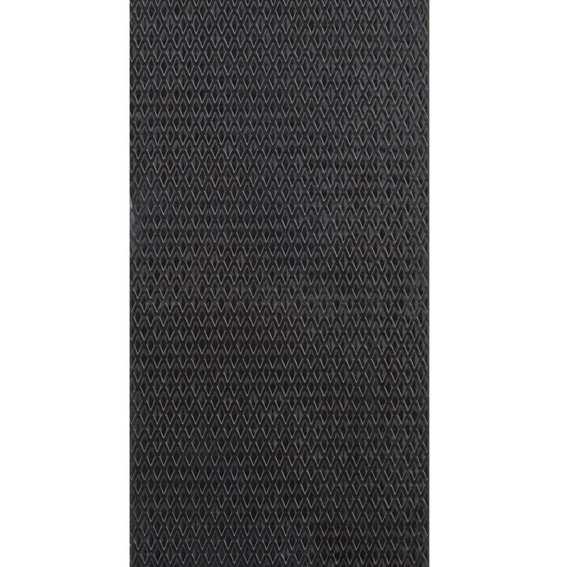 Μια κοντινή λήψη της μαύρης, ρομβοειδούς επιφάνειας της 3M Deutschland GmbH Scotch® Extremium™ Ultra Υψηλής Απόδοσης Κολλητική Ταινία DT17 (10 μ x 24 mm), που έχει σχεδιαστεί για ακραίες εφαρμογές.