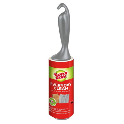 Ο Scotch-Brite™ Everyday Clean Mini-Fusselroller της 3M Deutschland GmbH με χρωματιστή λαβή (30 φύλλα, 1/συσκευασία) αφαιρεί εύκολα τα χνούδια από διάφορα υφάσματα και εμφανίζει λεπτομέρειες καθώς και οδηγίες χρήσης στην ετικέτα.