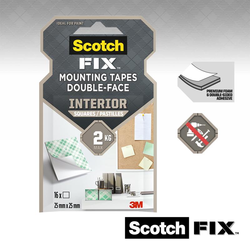 Συσκευασία από την 3M Deutschland GmbH Scotch-FIX™ Διπλής Όψης Τετράγωνα Εσωτερικής Στήριξης 4496-ST16-P (25 mm x 25 mm, 16 τεμάχια), δείχνει τετράγωνα ταινίας σε χρήση, λεπτομέρειες προϊόντος καθώς και χαρακτηριστικά όπως premium αφρό και ισχυρή συγκολλητική δύναμη.