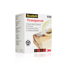 Eine Schachtel Scotch® Transparentes Klebeband 550 von 3M Deutschland GmbH, mit mehrsprachigem Text, Recycling-Logo und einem mit Klebeband versiegelten braunen Paketbild. Die weiße Verpackung ist mit roten und gelben Akzenten versehen.