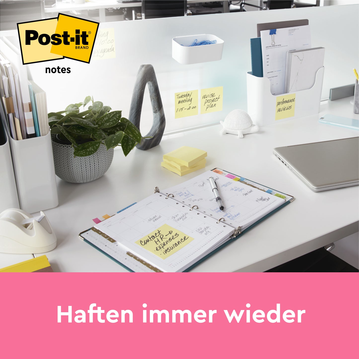 Ein aufgeräumter Bürotisch zeigt Schreibwaren, eine Pflanze, einen aufgeschlagenen Planer und gelbe Post-it® Notes (76 mm x 127 mm, 100 Blatt/Block) der 3M Deutschland GmbH auf Papieren und einem Glastrenner. Das Post-it Logo und "Haften immer wieder" sind abgebildet.