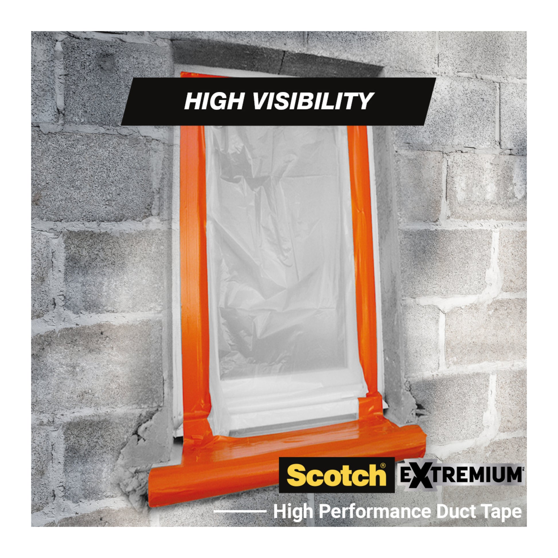 Ein kleines Fenster an einer Betonwand ist mit einer durchsichtigen Kunststofffolie abgedeckt, die mit leuchtend orangefarbenem 3M Scotch® High Visibility Klebeband (25 m x 48 mm) befestigt ist. Über dem Fenster ist der Schriftzug "HIGH VISIBILITY" aufgedruckt.