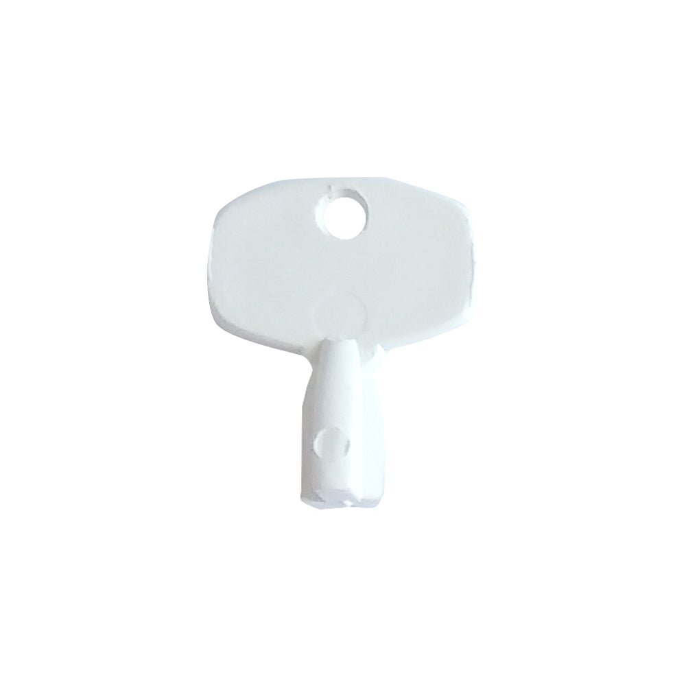 Το κλειδί Soft Care Bulk της Diversey Deutschland GmbH & Co. OHG είναι ένα μικρό, λευκό κλειδί αντικατάστασης για τους διανομείς Soft Care Bulk με ένα στρογγυλεμένο, ορθογώνιο κεφάλι, μια μοναδική άνω τρύπα και έναν κυλινδρικό άξονα, που απεικονίζεται σε ένα απλό λευκό φόντο.