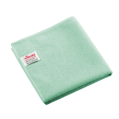 Διπλωμένο πράσινο πανί μικροϊνών Vileda Professional r-MicroTuff Swift με ραμμένη λευκή ετικέτα.