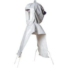 Weiße Schutzhaube mit integriertem Gesichtsschutz und langem Nackenteil, seitlich dargestellt auf hellem Hintergrund