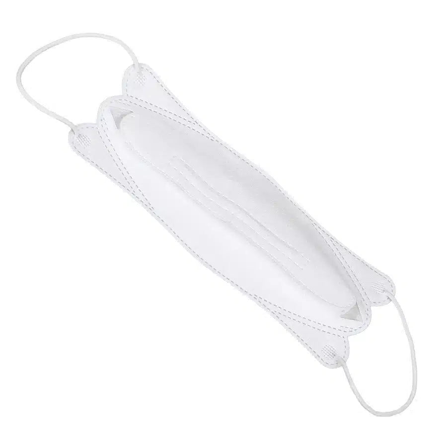 Απεικονίζεται μια λευκή, επίπεδη διπλωμένη μάσκα προστασίας στόματος-μύτης Air Queen CE2163 με ορατές γραμμές ραφής και βρόγχους αυτιών σε κάθε άκρο. Σε λευκό φόντο, το φίλτρο νανοϊνών της είναι τονισμένο, υπογραμμίζοντας το σχέδιο και τη δομή της μάσκας.