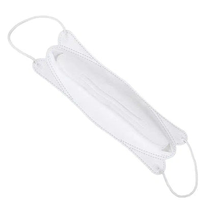 Απεικονίζεται μια λευκή, επίπεδη διπλωμένη μάσκα προστασίας στόματος-μύτης Air Queen CE2163 με ορατές γραμμές ραφής και βρόγχους αυτιών σε κάθε άκρο. Σε λευκό φόντο, το φίλτρο νανοϊνών της είναι τονισμένο, υπογραμμίζοντας το σχέδιο και τη δομή της μάσκας.