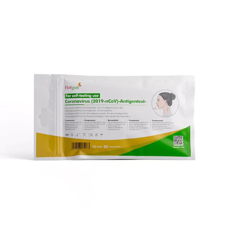 Το Hotgen Sars-CoV-2 Antigen Laien Schnelltest CE0123, ένα αξιόπιστο αυτοτεστ για την ανίχνευση του SARS-CoV-2, διακρίνεται από το χαρακτηριστικό πράσινο-κίτρινο branding. Η συσκευασία περιέχει στην μπροστινή πλευρά μια απεικόνιση με οδηγίες για το ρινικό επίχρισμα και είναι σχεδιασμένη σε πολλές γλώσσες για να εξασφαλίζει εύκολη χρήση.