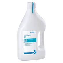 Ένα μπουκάλι Schülke gigasept® instru AF απολύμανση οργάνων (χωρίς αλδεΰδη) της Schülke & Mayr GmbH, λευκό με μπλε πινελιές, για την απολύμανση ιατρικών οργάνων, συμπεριλαμβανομένων των ενδοσκοπίων. Η ετικέτα περιέχει κείμενο και έναν ιατρικό σταυρό.